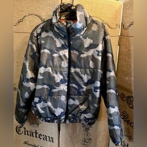 Plus size cropped camo puffer